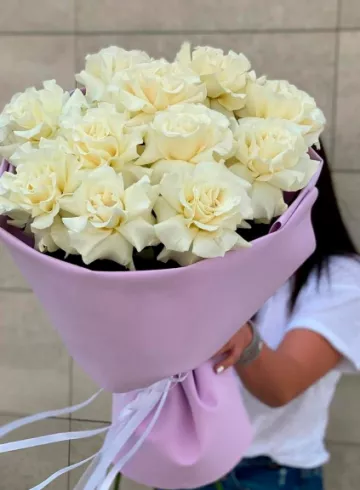 Букет из белых кружевных роз «Мгновение» от интернет-магазина цветов в 