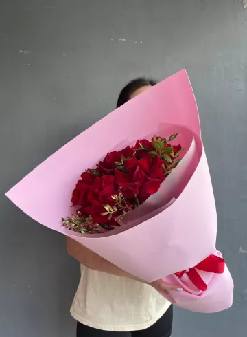 Букет из красных роз «Кружево» от интернет-магазина цветов в 