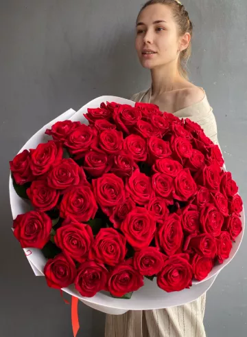 Букет красных роз &laquo;Обаяние&raquo; от интернет-магазина цветов в 