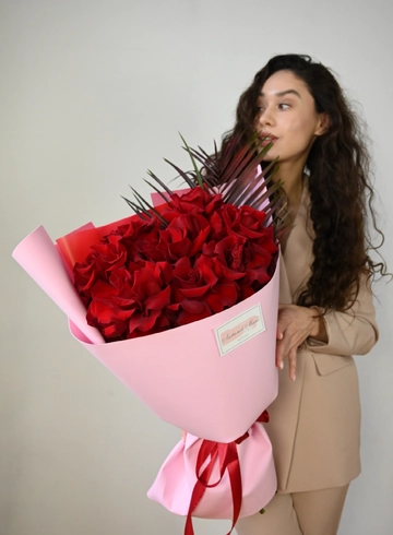 Букет красных роз &laquo;Бархат&raquo; от интернет-магазина цветов в 