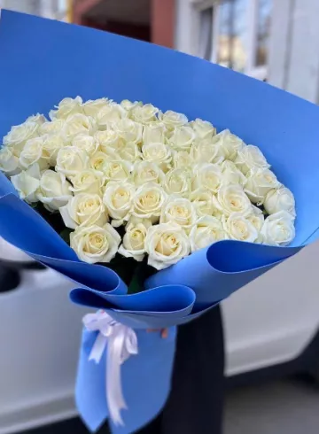 Букет белых роз &laquo;Лазурит&raquo; от интернет-магазина цветов в 