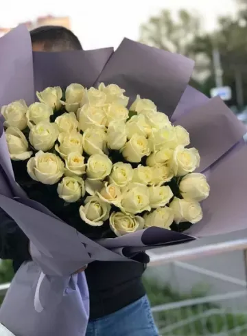 Букет из белых роз &laquo;Прихоть&raquo; от интернет-магазина цветов в 