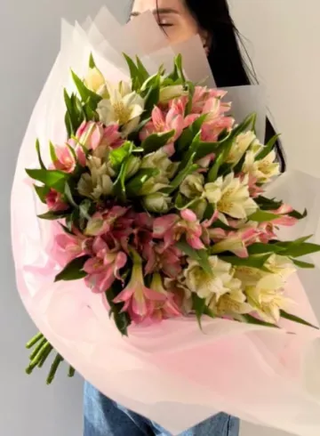 Монобукет из альстромерии &laquo;Летний дар&raquo; от интернет-магазина цветов в 