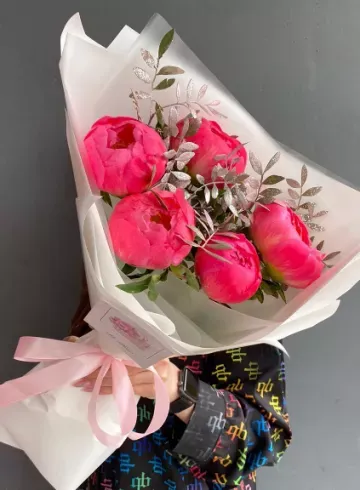 Монобукет из малиновых пионов &laquo;Клубничное суфле&raquo; от интернет-магазина цветов в 