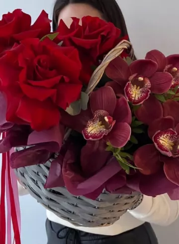 Композиция в корзине &laquo;Онегин&raquo; от интернет-магазина цветов в 