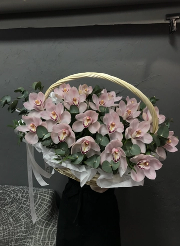 Композиция в корзине &laquo;Воздушная акварель&raquo; от интернет-магазина цветов в 