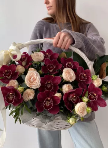 Композиция в корзине &laquo;Багряный закат&raquo; от интернет-магазина цветов в 