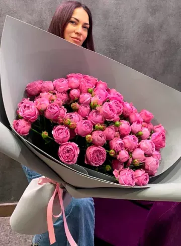 Монобукет из кустовых роз с эвкалиптом &laquo;Тёплый привет&raquo; от интернет-магазина цветов в 