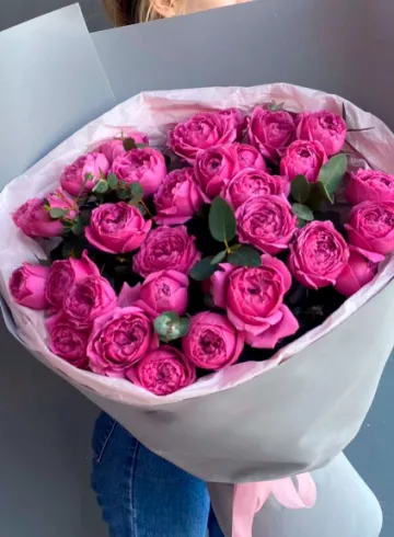 Монобукет из кустовых роз с эвкалиптом &laquo;Розовые времена&raquo; от интернет-магазина цветов в 