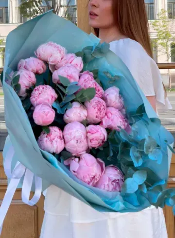 Монобукет из пионов с эвкалиптом &laquo; Счастливое лето&raquo; от интернет-магазина цветов в 