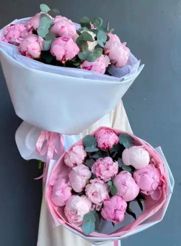 Монобукет из пионов с эвкалиптом &laquo;Полдень в саду&raquo; от интернет-магазина цветов в 