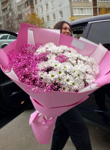 Сборный букет из кустовых хризантем и гипсофил от интернет-магазина цветов в 