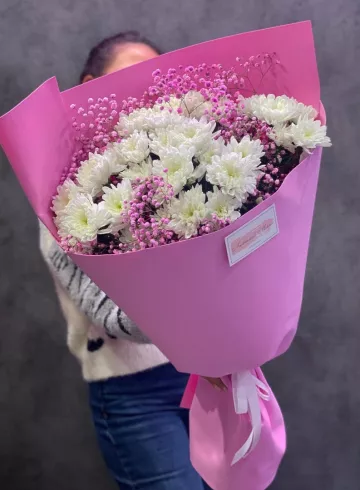 Сборный букет из кустовых хризантем и розовой гипсофилы от интернет-магазина цветов в 