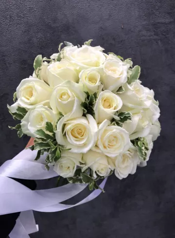 Свадебный букет из белых роз от интернет-магазина цветов в 