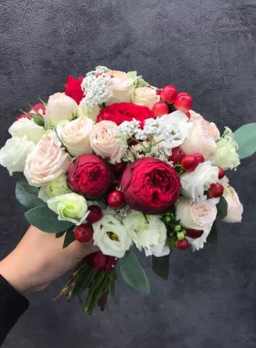 Свадебный букет из кустовых роз и эустомы от интернет-магазина цветов в 