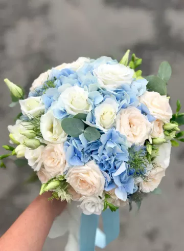 Свадебный букет из гортензии и кустовых роз от интернет-магазина цветов в 