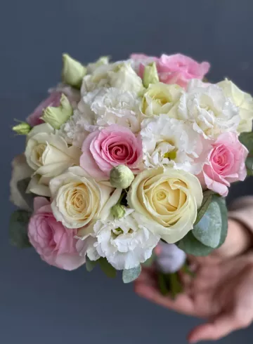 Свадебный букет и роз с эвкалиптом от интернет-магазина цветов в 