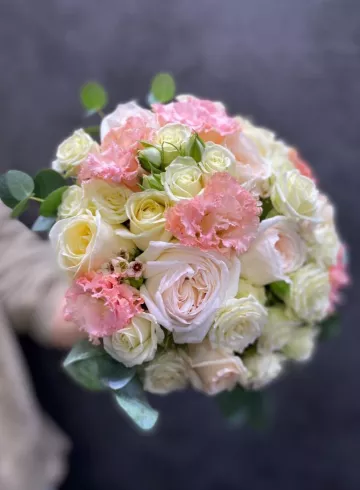 Свадебный букет из кустовых роз и хамелациума от интернет-магазина цветов в 