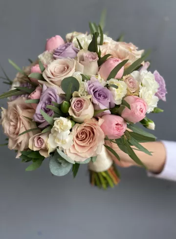 Свадебный букет из разноцветных роз от интернет-магазина цветов в 