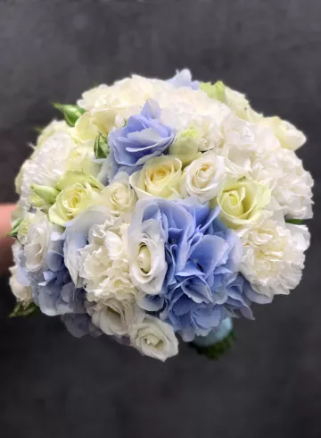 Свадебный букет из белых гвоздик и эустомы от интернет-магазина цветов в 