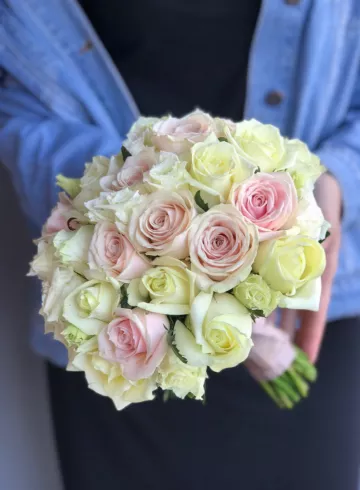 Свадебный букет из белых роз и эустомы от интернет-магазина цветов в 