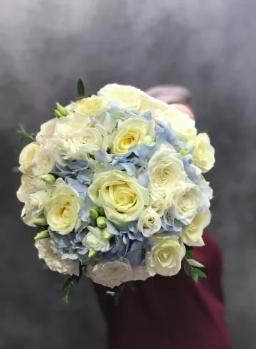 Свадебный букет из белых роз и эвкалипта от интернет-магазина цветов в 