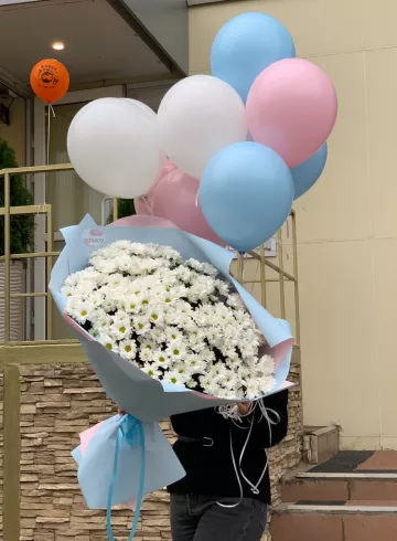 Набор из кустовых хризантем и шаров от интернет-магазина цветов в 