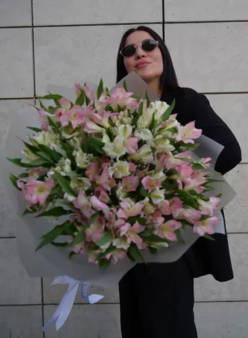 Монобукет из альстромерий &laquo;Сентиментальность&raquo; от интернет-магазина цветов в 