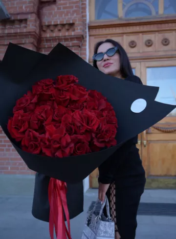 Монобукет из красных кружевных роз от интернет-магазина цветов в 