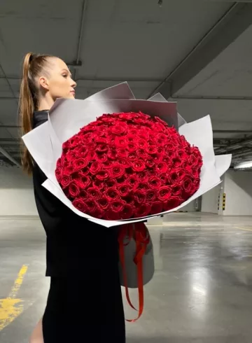 Монобукет из красных роз  от интернет-магазина цветов в 