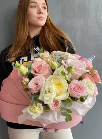 Композиция на выписку из кустовых роз с эвкалиптом от интернет-магазина цветов в 