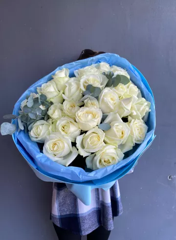 Монобукет из белых роз с эвкалиптом от интернет-магазина цветов в 