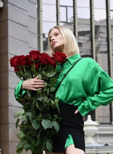 Букет из высоких роз под ленту от интернет-магазина цветов в 