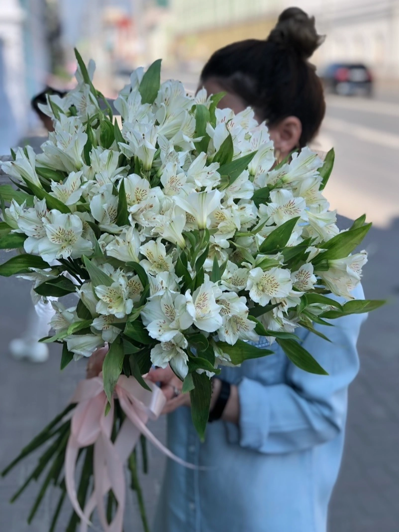 Букет из белых альстромерий от интернет-магазина цветов в 