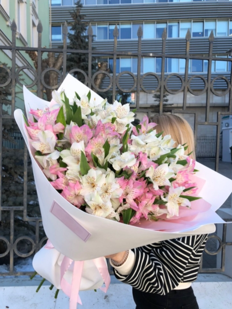 Букет из бело-розовых альстромерий от интернет-магазина цветов в 