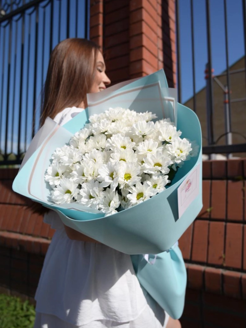 Монобукет из кустовых хризантем в голубом от интернет-магазина цветов в 