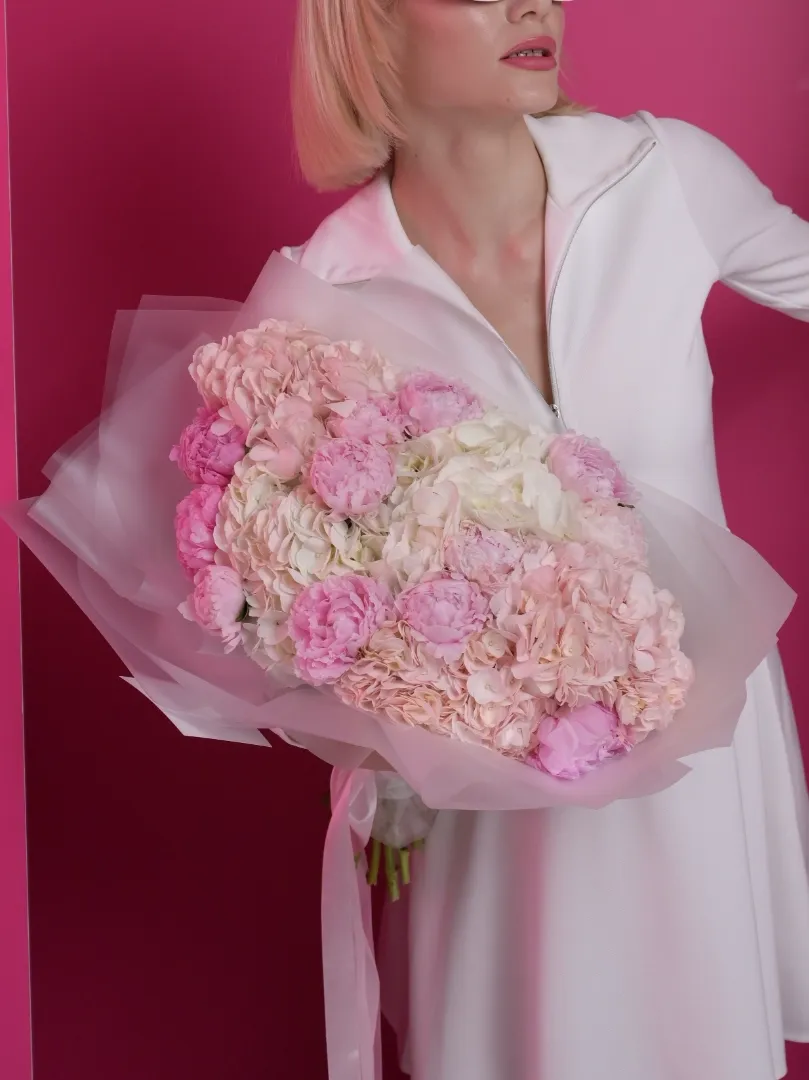 Сборный букет &laquo;Барби&raquo; от интернет-магазина цветов в 