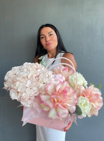 Композиция в сумочке от интернет-магазина цветов в 