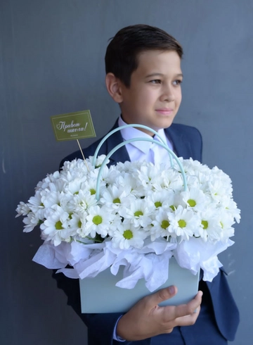 Композиция в сумочке из кустовых хризантем от интернет-магазина цветов в 