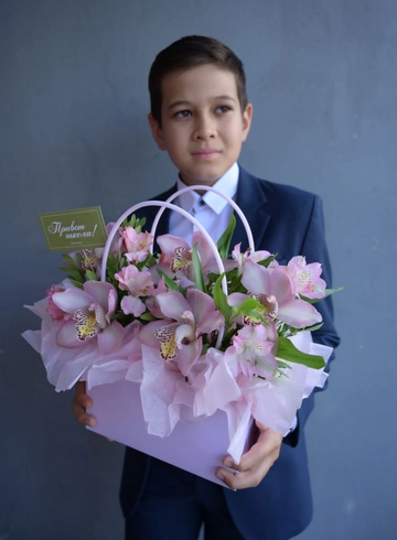 Композиция в сумочке из орхидей с альстромерией от интернет-магазина цветов в 