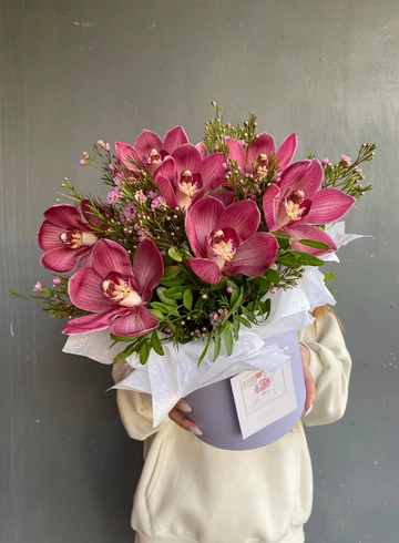 Композиция в шляпной коробке из орхидей с хамелациумом от интернет-магазина цветов в 