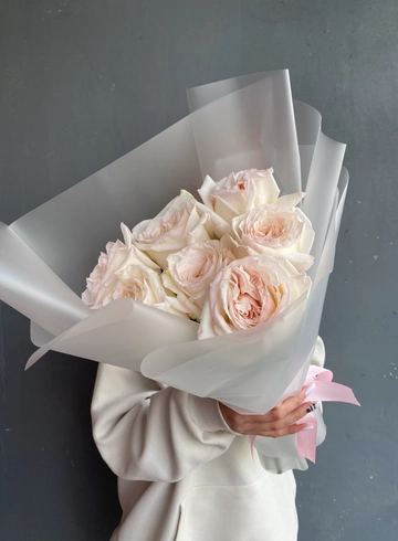 Букет из пионовидных роз в матовой плёнке  от интернет-магазина цветов в 