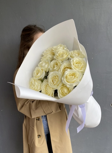 Монобукет из белых роз в белом фоамиране от интернет-магазина цветов в 