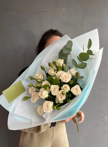 Монобукет из белых кустовых роз от интернет-магазина цветов в 