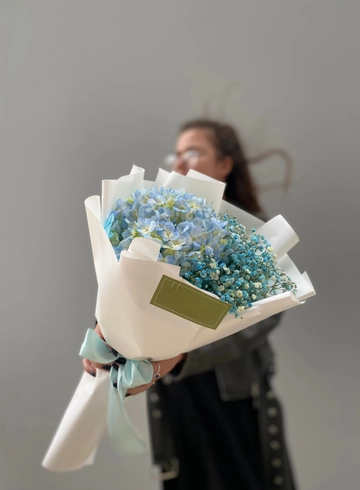 Сборный букет из гортензии с гипсофилой от интернет-магазина цветов в 