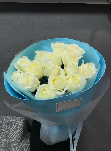 Монобукет из белых роз в голубом оформление от интернет-магазина цветов в 