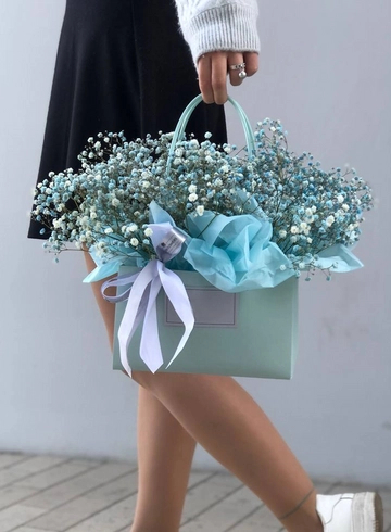 Композиция в сумочке из гипсофилы от интернет-магазина цветов в 