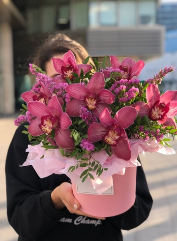 Композиция в шляпной коробке из орхидей со статицей от интернет-магазина цветов в 