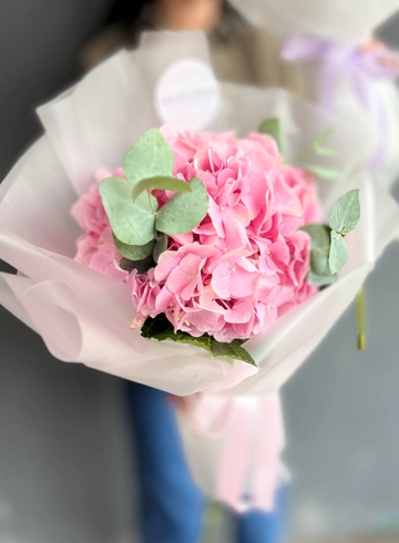 Монобукет из розовой гортензии с эвкалиптом от интернет-магазина цветов в 