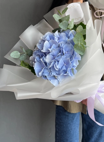 Монобукет из голубой гортензии с эвкалиптом от интернет-магазина цветов в 